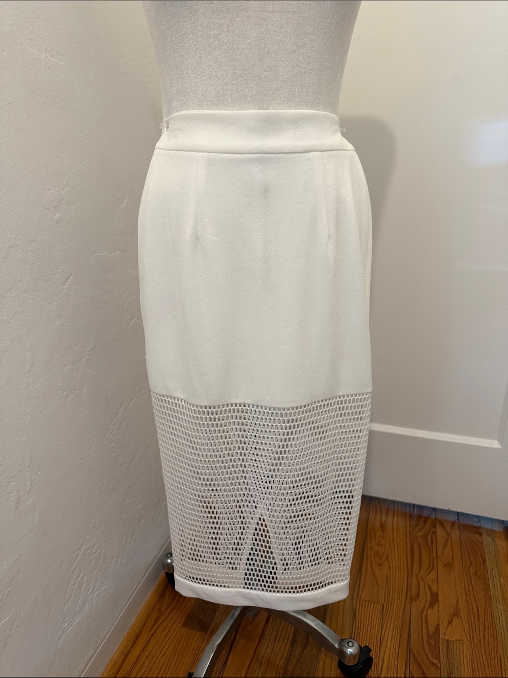 White Mesh-Hem Pencil Skirt